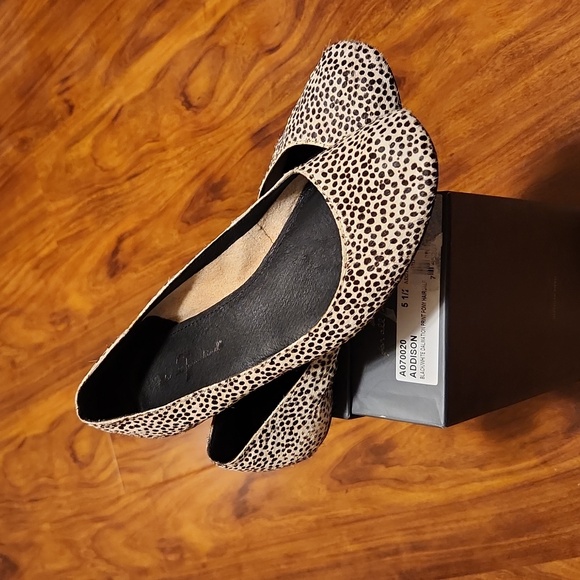 Authentic! 7 For All Mankind Addison Flats, in original box, sz 5.5 - Picture 6 of 6